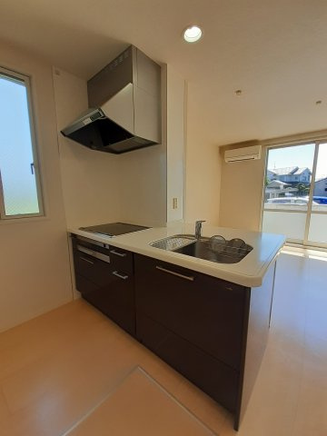 サンビレッジ定府のキッチン|※反転タイプの部屋写真です