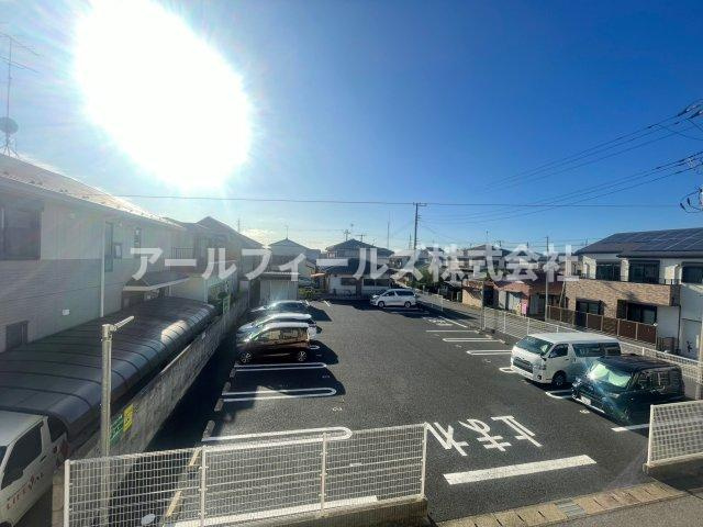 千葉市中央区松ケ丘町のアパートの駐車場