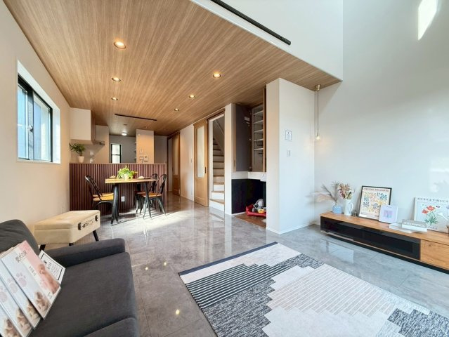 西七条名倉町の前面道路含む現地写真|南西角地の物件です！西側幅員約１０.３ｍございます！車の交通にはゆとりがありますね！