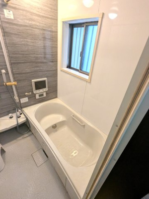 【浴室】 | ■新規専任物件■茨木市平田二丁目 | ■浴室暖房換気乾燥機付■1616サイズの浴室には浴室テレビ付