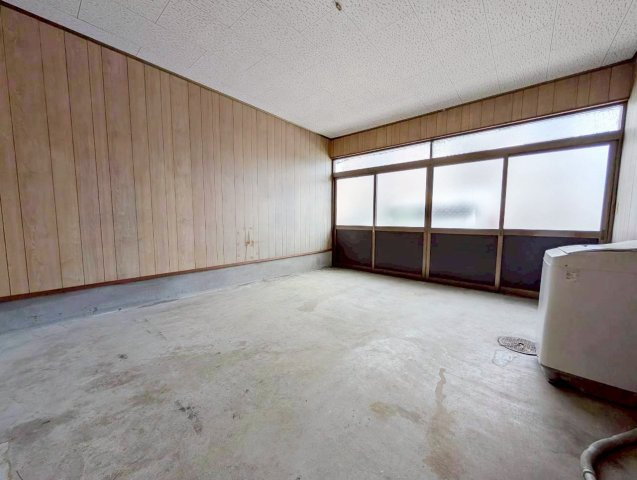 聚楽廻西町の駐車場|駐車２台可能な車庫です。（車種制限あり）