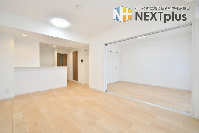 コスモ大宮プレステージの居間・リビング|家具配置のイメージが湧くカット。※写真内の家具はイメージです（掲載）。実寸は置ける家具が変わるので、内見時はメジャーで壁面・窓位置・通路幅を確認すると失敗が減ります。