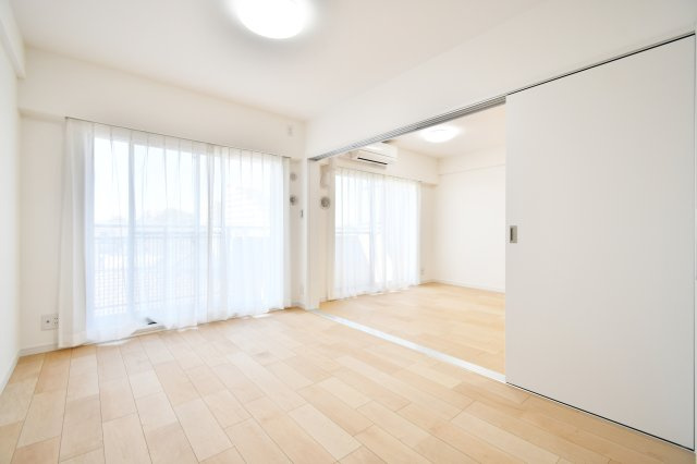 コスモ大宮プレステージの洋室|洋室①：個室は「何部屋欲しいか」を叶える鍵。寝室・子ども部屋・在宅ワークなど使い方を決め、ベッドや机の置き場を具体化しましょう。窓からの採光は全居室あり（掲載）。収納量は現地で要確認。