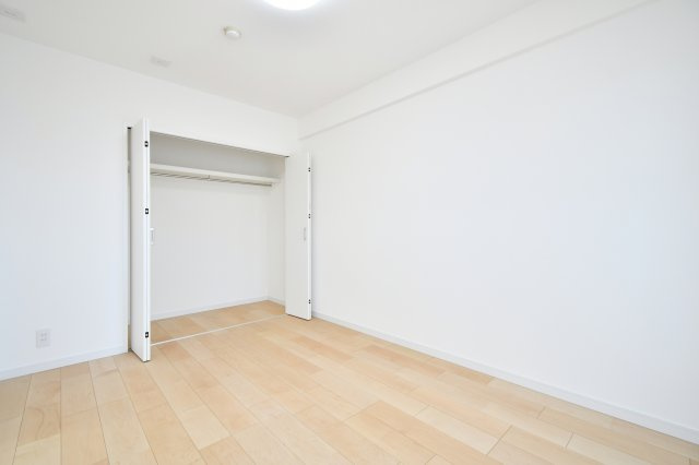 コスモ大宮プレステージの洋室|洋室①：同じ部屋でも角度で広さの印象が変わります。ドアの開き、家具の回し込み、照明位置を確認し「生活の邪魔が出ないか」を想定。エアコン設置位置や配管ルートは要確認。コンセント数も確認。