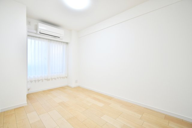 コスモ大宮プレステージの洋室|洋室②：全居室フローリング（掲載）なら掃除機スムーズ。子ども部屋にするなら、学習机＋収納のレイアウトが組めるかを確認しましょう。窓位置とカーテンレールの高さ、音の感じ方は現地で要チェック。