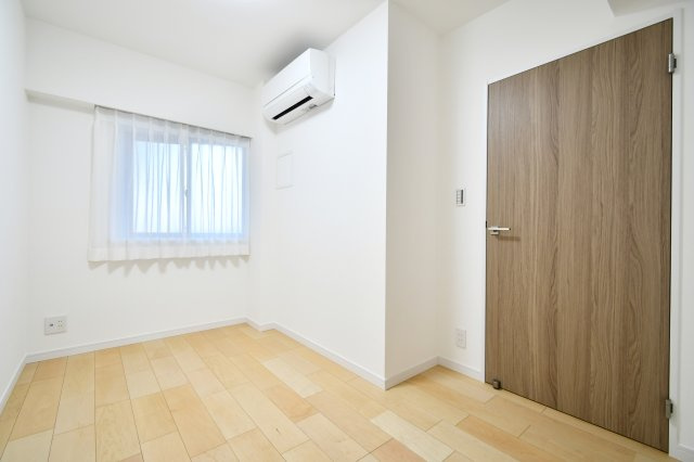 コスモ大宮プレステージの洋室|洋室③：小さめの個室は使い方次第で化けます。子どもの遊び部屋、在宅ワーク、収納兼用など目的を決めて内見すると判断が早い。窓の採光は全居室あり（掲載）。家具の搬入経路と扉幅は要確認。