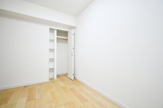 コスモ大宮プレステージの洋室|洋室③：将来の家族構成変化に備えた一室。今は寝室＋書斎、将来は子ども部屋など、用途変更しやすいかを現地で検証しましょう。収納の形状、柱の出っ張り、窓下の壁量は要確認。コンセント位置も確認。