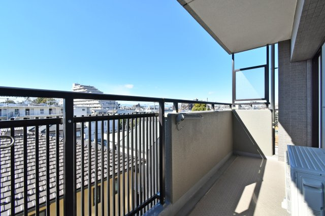 コスモ大宮プレステージのバルコニー|バルコニー7.8㎡（掲載）は洗濯動線の味方。南西向きで日当たりの体感、風の強さ、隣戸との目線を現地で確認しましょう。物干し金物の位置や水栓の有無は要確認。眺望と騒音は要チェック。