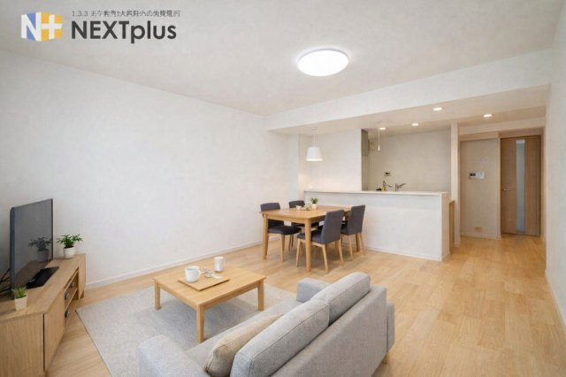 コスモ大宮プレステージの居間・リビング|家具配置のイメージが湧くカット。※写真内の家具はイメージです（掲載）。実寸は置ける家具が変わるので、内見時はメジャーで壁面・窓位置・通路幅を確認すると失敗が減ります。