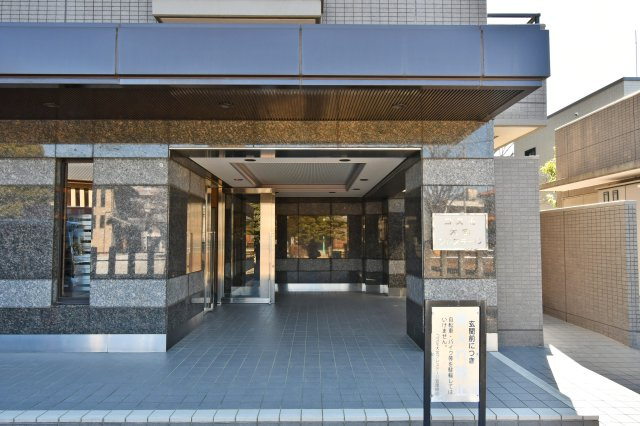 コスモ大宮プレステージのエントランス