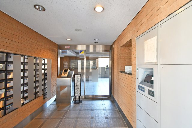 コスモ大宮プレステージのエントランス|オートロック＋宅配ボックス（掲載）は不在時も安心。エントランスは清掃状況や掲示板で管理状態が見えます。ベビーカーの出入り、エレベーターまでの導線、夜の明るさも現地で要確認。