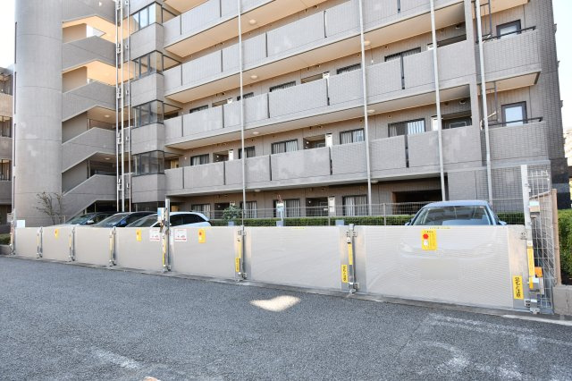 コスモ大宮プレステージの駐車場