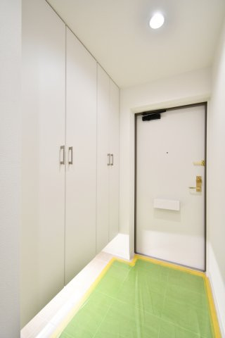 コスモ大宮プレステージの玄関|玄関の広さが暮らしの快適さを左右。靴・傘・ベビーカーの置き場や、来客時に荷物が溢れないかを現地で確認しましょう。廊下幅、収納量、コンセント位置に加え扉の開き勝手も確認。