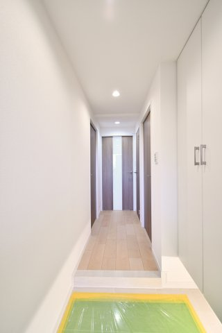 コスモ大宮プレステージの独立洗面台|シャワー付洗面化粧台（掲載）で朝支度がスムーズ。洗面ボウルの深さや水はね、鏡前の作業スペースは家族人数で体感が変わります。タオル収納やコンセント数は現地で要確認。