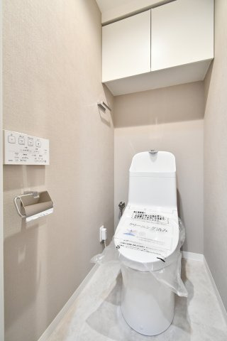 コスモ大宮プレステージのトイレ|温水洗浄便座付き（掲載）で毎日を快適に。掃除のしやすさは床の見切りや便器まわりの手の届き方で差が出ます。来客時に生活感が出にくいかも確認。手洗い・収納・換気は現地で要確認。