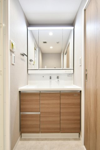 コスモ大宮プレステージの独立洗面台|シャワー付洗面化粧台（掲載）で朝支度がスムーズ。洗面ボウルの深さや水はね、鏡前の作業スペースは家族人数で体感が変わります。タオル収納やコンセント数は現地で要確認。