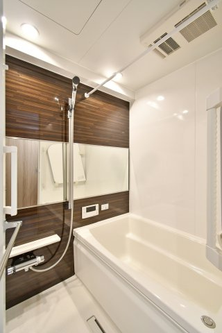 コスモ大宮プレステージのキッチン|水回り交換済みで清潔感が強み。キッチンは作業台の幅、シンクの深さ、ゴミ箱の置き場で使い勝手が決まります。ストックの置き場も想定し、収納の量は現地で要確認。