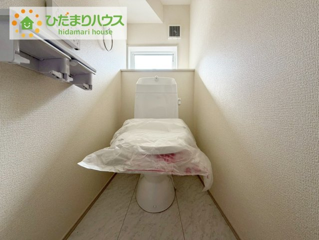 郡山市安積荒井3丁目第2　新築戸建　1号棟の寝室|主寝室は広々していて安らげる空間に。大きな窓から光が差し込み、朝の目覚めも良さそう♪