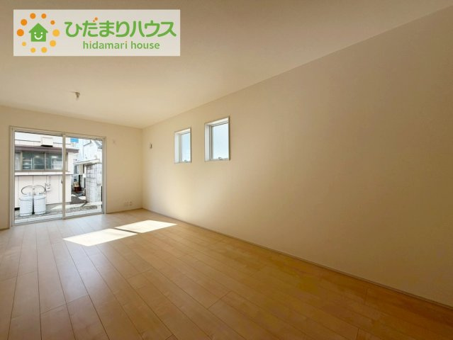 郡山市安積荒井3丁目第2　新築戸建　1号棟の居間・リビング|奥行き感あるLDK。一体の空間ながらほどよい距離を保ち、家族がおもいおもいに好きな場所で寛げます。