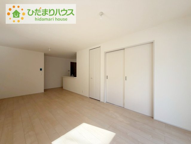 郡山市安積荒井3丁目第2　新築戸建　1号棟のキッチン|家族でのコミュニケーションがとれる対面型システムキッチン。横一列にシンクとコンロをまとめたシンプルな形です。動きやすさとスタイリッシュなデザインが魅力。