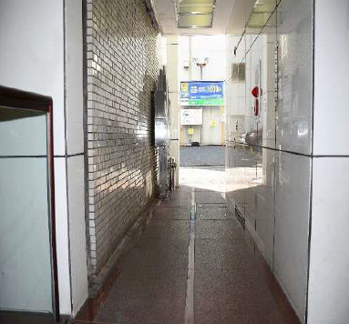 正直家ビル　B1Fの内装