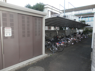 【その他共用部分】 | 屋根付き自転車置き場とゴミ置き場。