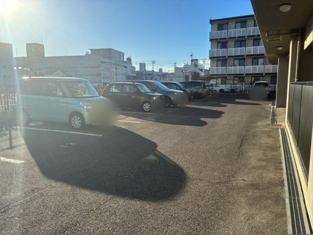 「オール電化」高知市東雲町　サーパス知寄　中古マンションの駐車場|敷地内に駐車場を備えたマンションです