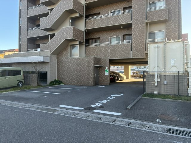 「オール電化」高知市東雲町　サーパス知寄　中古マンションの駐車場|敷地にゆとりを感じられる、落ち着いた住環境