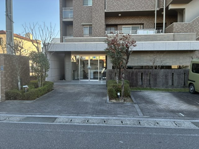 「オール電化」高知市東雲町　サーパス知寄　中古マンション|共用部まで丁寧に整えられた、分譲マンションのエントランス