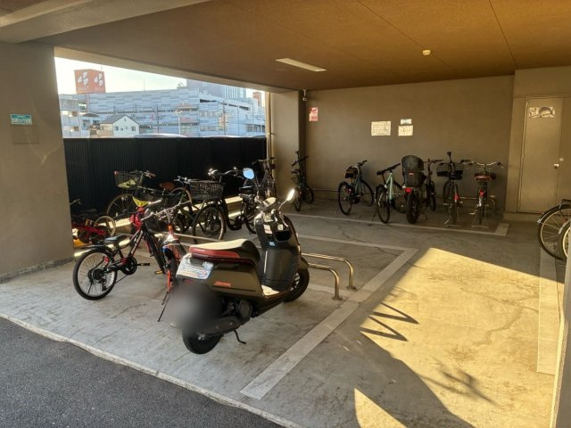 「オール電化」高知市東雲町　サーパス知寄　中古マンションの駐輪場|屋根付きの駐輪スペースを備えています
