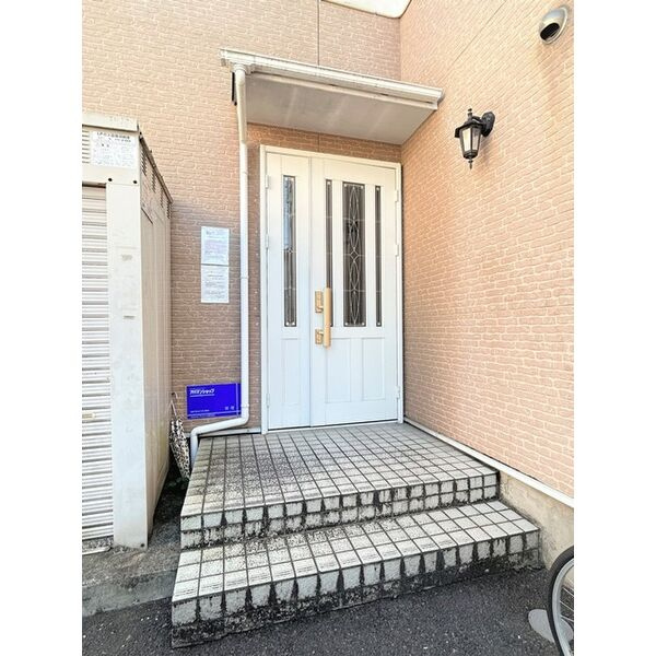 リブレア中部大学前B棟のエントランス