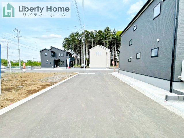 かすみがうら市下稲吉2期　新築戸建　8号棟の前面道路含む現地写真