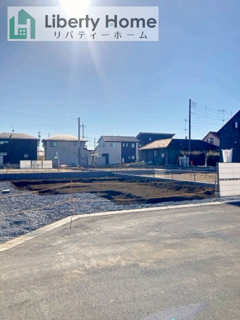 かすみがうら市下稲吉2期　新築戸建　8号棟の前面道路含む現地写真