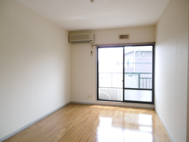 ウイングヴィラの居間・リビング|居室1