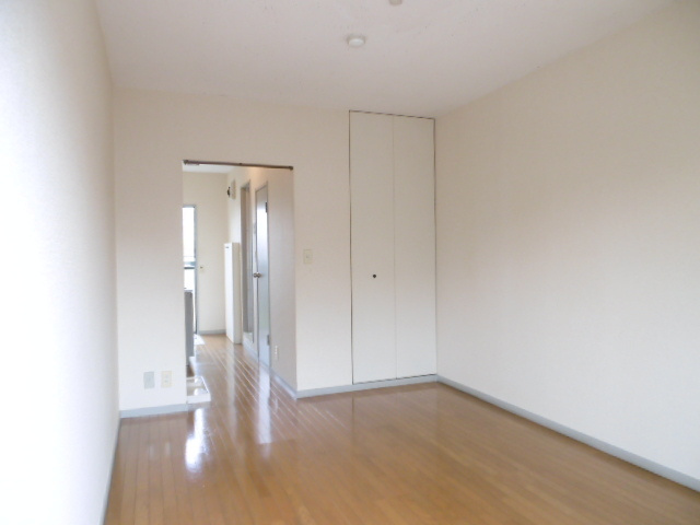 ウイングヴィラの居間・リビング|居室2