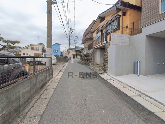 【前面道路含む現地写真】 | 練馬区大泉町２丁目　新築戸建て　A号棟 | 見通しもよく落ち着いた住宅街でゆったり過ごせる住環境です
