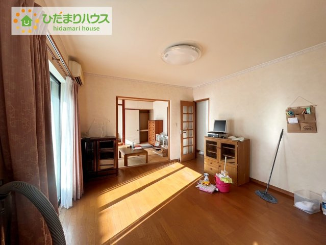 日立市東金沢町5丁目　中古戸建の居間・リビング|開放感あるLDKを確保！家族が集まるリビングはゆったり過ごしリフレッシュする場として居心地の良い空間にしたいですね。