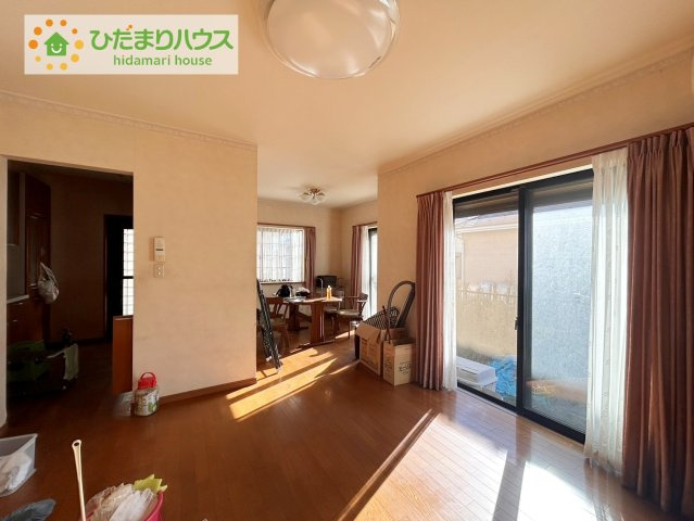 日立市東金沢町5丁目　中古戸建の居間・リビング|南側にお庭があり、明るく開放感のあるリビング。昼間は、電気いらずでエコ+節約にもなります。