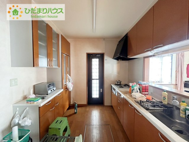 日立市東金沢町5丁目　中古戸建のキッチン|カウンターは少し高くなってますので、手元が隠れて来客からは見えにくくなってます♪