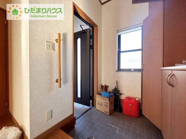 日立市東金沢町5丁目　中古戸建の玄関|毎日「行ってきます」「ただいま」をいう玄関は小窓付で、明るく光が差し込みます。