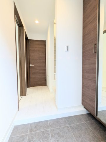 葛飾区堀切４丁目の新築戸建の玄関|～収納付き玄関写真～