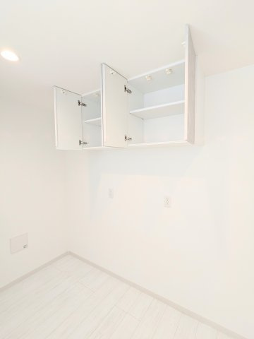 葛飾区堀切４丁目の新築戸建の収納|～キッチン裏の吊戸棚写真～