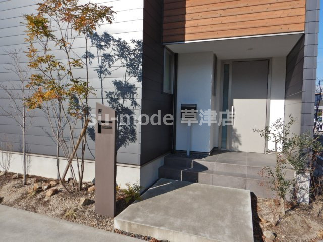 【エントランス】 | 坊袋戸建 | 落ち着いたエントランスです