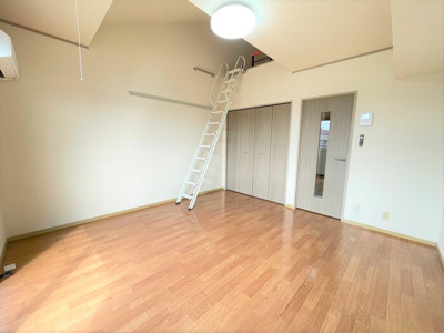 【居間・リビング】 | セジュール伊吹 | 洋室8帖