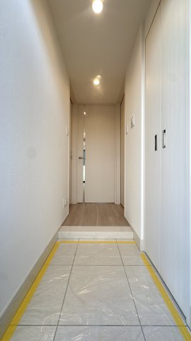 【玄関】 | オープンレジデンシア高宮アベニュー☆仲介手数料無料☆ | 住まいの顔となる玄関は、気品漂うデザイン。収納力豊富なシューズボックスを備えています。