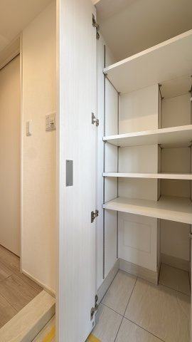 【収納】 | オープンレジデンシア高宮アベニュー☆仲介手数料無料☆ | シューズボックス付きで玄関周りもスッキリ。品格を感じさせる落ち着いた空間です。