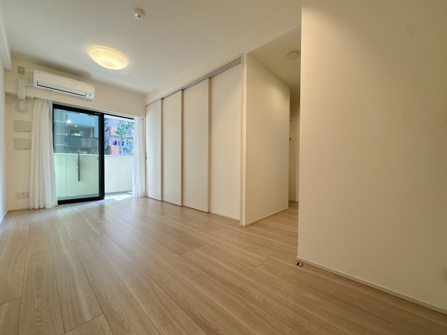 【居間・リビング】 | オープンレジデンシア高宮アベニュー☆仲介手数料無料☆ | 都心の利便性も享受できる贅沢なロケーションです。外観の重厚感から共用部の清掃の行き届いた雰囲気まで、管理体制の良さが伺える資産価値の高い一軒。