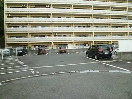 ペルル中山南参番館の駐車場