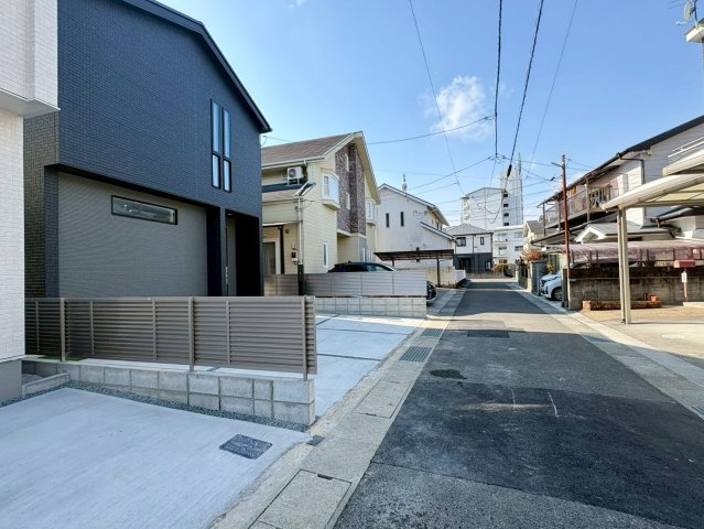 高知市鴨部2棟　1号棟の前面道路含む現地写真|前面道路は交通量が少なく、落ち着いた住環境。車の出入りもしやすく、小さなお子様がいるご家庭も安心です