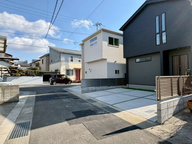 高知市鴨部2棟　1号棟の前面道路含む現地写真|角地のような開放感があり、陽当たり・通風良好。駐車もしやすく、落ち着いた住宅街に立地します。